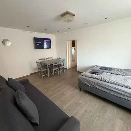 Stylish Near Airport שווכאט